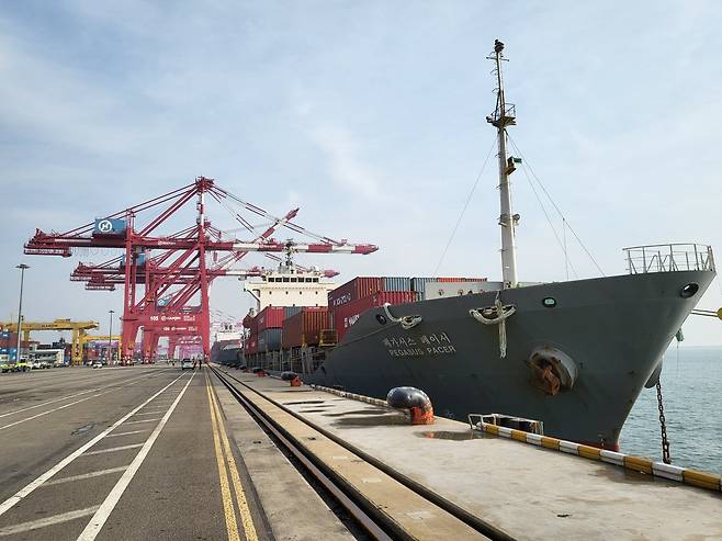 국내 수출입 기업의 물류난 해소에 도움을 주기 위해 투입된 베트남 임시운항 선박. 사진은 기사 내용과 관련이 없음./ 연합