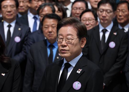 더불어민주당 이재명 대선후보가 18일 광주광역시 북구 국립 5·18민주묘지에서 열린 5·18민주화운동 45주년 기념식에 참석한 뒤 취재진과 만나 이날 발표한 개헌 관련 입장에 대한 질문에 답하고 있다. 사진=연합뉴스