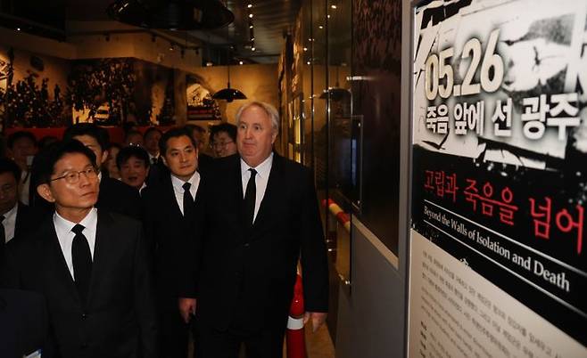 김문수 국민의힘 대선 후보가 17일 오전 광주광역시 북구 국립5·18민주묘지 찾아 추모관을 둘러보고 있다. ⓒ데일리안 방규현 기자