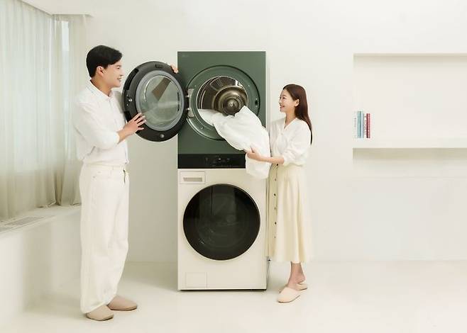 LG전자 모델들이 '트롬 워시타워'를 체험하고 있다. ⓒLG전자