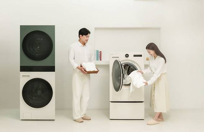 LG전자 모델들이 '트롬 워시타워'를 체험하고 있다. ⓒLG전자