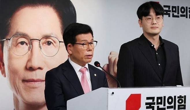 장영하 국민의힘 중앙선대위 진실대응전략단장(왼쪽)과 유재호 전 성남시의원이 18일 서울 여의도 당사에서 기자회견을 열고 더불어민주당 이재명 대선 후보의 성남시장 시절 NC소프트와 비공개 양해각서(MOU)를 체결한 것과 관련한 특혜 의혹을 제기하고 있다. ⓒ연합뉴스