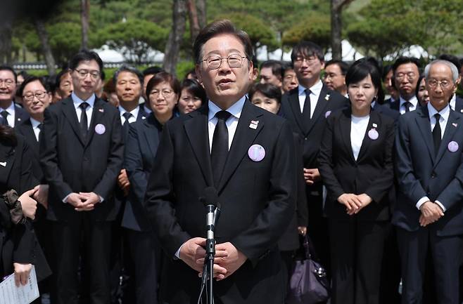 이재명 더불어민주당 대선후보가 18일 광주 북구 운정동 국립5·18민주묘지에서 열린 제45주년 5·18민주화운동 기념식에 참석한 후 개헌 구상에 대해 설명하고 있다. 광주=뉴시스