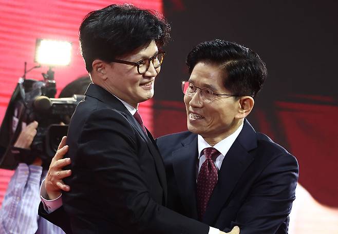 김문수 국민의힘 대통령 후보가 3일 경기 고양시 킨텍스에서 열린 5차 전당대회에서 한동훈 후보와 포옹하고 있다. 2025.5.3 뉴스1