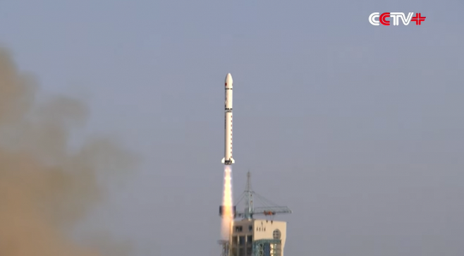 지난해 9월 중국항천과기집단의 테스트용 위성 스젠-19호를 실은 로켓 창정-2D가 27일 발사되고 있다. 중국 CCTV 방송 장면 캡처