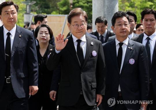 더불어민주당 이재명 대선후보가 18일 광주광역시 북구 국립 5·18민주묘지에서 열린 5·18민주화운동 45주년 기념식에 참석한 뒤 이동하고 있다. 연합뉴스