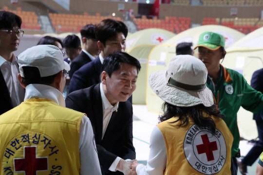 안철수 국민의힘 의원이 18일 광주 광주여대에 위치한 금호타이어 광주공장 화재 주민대피소를 방문해 피해 상황을 점검하고 있다. [의원실 제공]