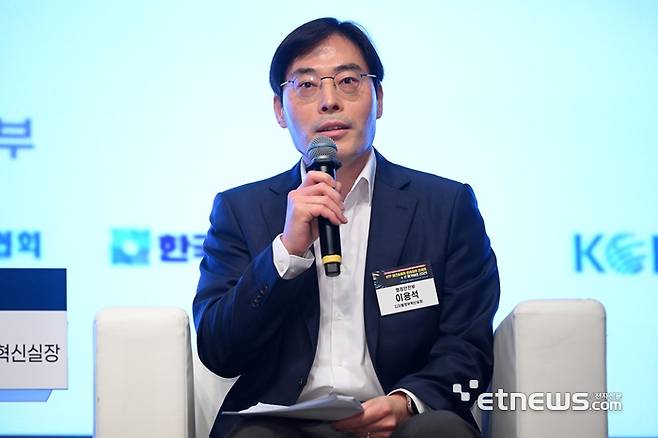IITP 테크&퓨처 인사이트 콘서트×IT메가비전 2025가 'AX시대, 에이전틱 AI와 피지컬 AI로 열리는 미래 비즈니스를 주제로 16일 서울 서초구 엘타워에서 열렸다. 이용석 행정안전부 디지털정부혁신실장이 'AI강국 도약과제와 글로벌 관세전쟁 대응 정책방향'을 주제로 패널 토론에 참석해 발언하고 있다.   이동근기자 foto@etnews.com