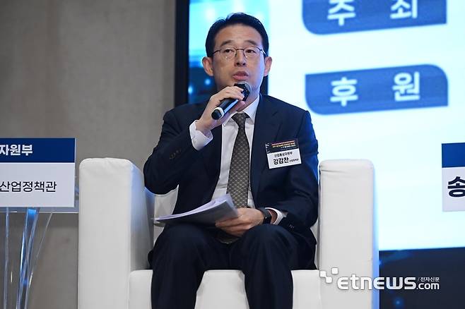 IITP 테크&퓨처 인사이트 콘서트×IT메가비전 2025가 'AX시대, 에이전틱 AI와 피지컬 AI로 열리는 미래 비즈니스를 주제로 16일 서울 서초구 엘타워에서 열렸다. 강감찬 산업통상자원부 산업정책관이 'AI강국 도약과제와 글로벌 관세전쟁 대응 정책방향'을 주제로 패널 토론에 참석해 발언하고 있다.   이동근기자 foto@etnews.com