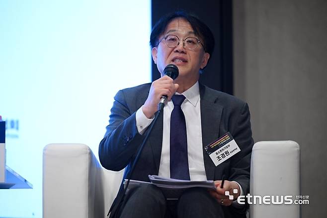 IITP 테크&퓨처 인사이트 콘서트×IT메가비전 2025가 'AX시대, 에이전틱 AI와 피지컬 AI로 열리는 미래 비즈니스를 주제로 16일 서울 서초구 엘타워에서 열렸다. 조경원 중소벤처기업부 창업정책관이 'AI강국 도약과제와 글로벌 관세전쟁 대응 정책방향'을 주제로 패널 토론에 참석해 발언하고 있다.   이동근기자 foto@etnews.com