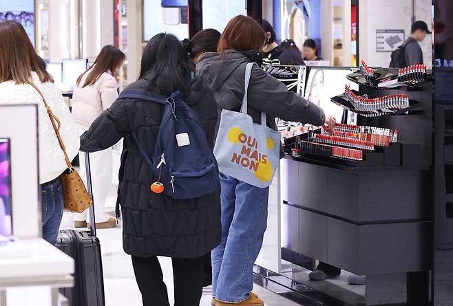 서울 시내 한 면세점에서 쇼핑하는 관광객들 모습. 〈사진=연합뉴스〉
