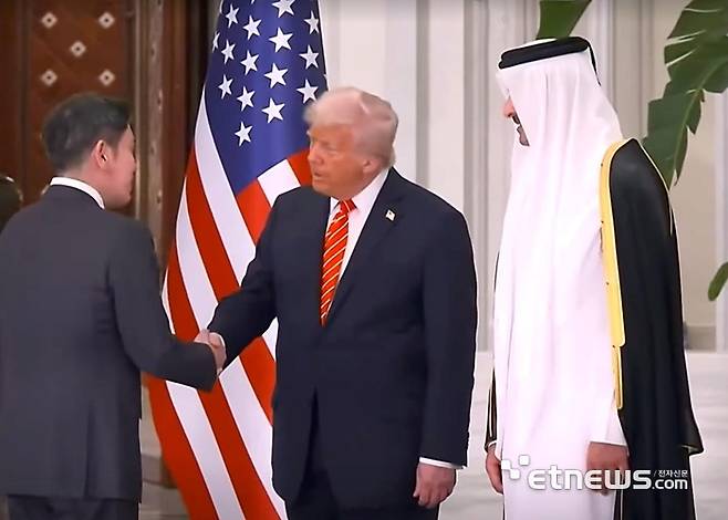 정용진 신세계그룹 회장이 셰이크 타밈 빈 하마드 알사니 카타르 국왕의 초청으로 카타르를 방문해 도널드 트럼프 미국 대통령과 악수를 하고 있다.  〈ABC 유튜브 캡처〉