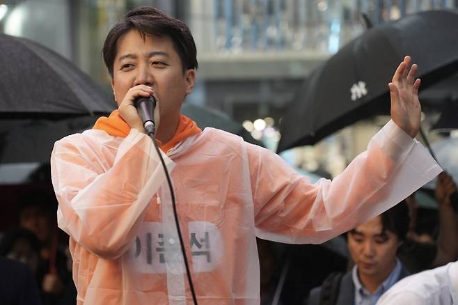 개혁신당 이준석 대통령 후보가 17일 서울 마포구 홍대패션거리에서 유세하고 있다.[연합뉴스]