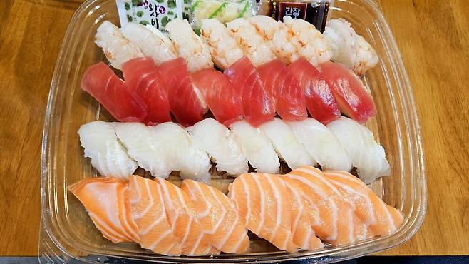 20250517_203400.jpg 저녁 코스트코 초밥에 스파클링 와인