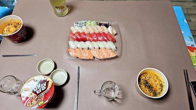 20250517_204137.jpg 저녁 코스트코 초밥에 스파클링 와인