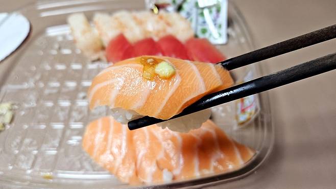 20250517_205120.jpg 저녁 코스트코 초밥에 스파클링 와인