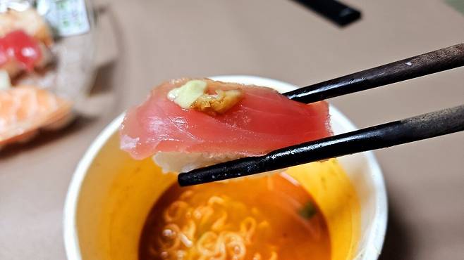 20250517_205335.jpg 저녁 코스트코 초밥에 스파클링 와인