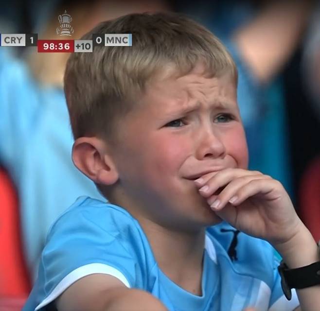 FA결승 패배 후 울음 터트린 아이에게 웃으라며 미소 지어주는 덕배