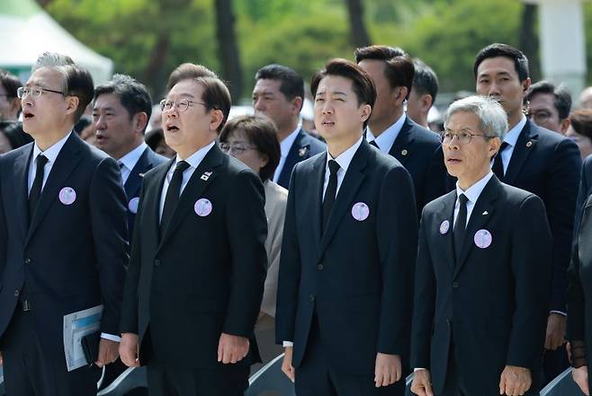 이재명 더불어민주당 대선 후보(앞줄 왼쪽 두번째부터), 이준석 개혁신당 대선 후보, 권영국 민주노동당 대선 후보가 18일 광주 북구 국립5·18민주묘지에서 열린 5·18민주화운동 45주년 기념식에 참석했다. 앞줄 왼쪽 첫번째는 김형두 헌법재판소장 권한대행. 연합뉴스
