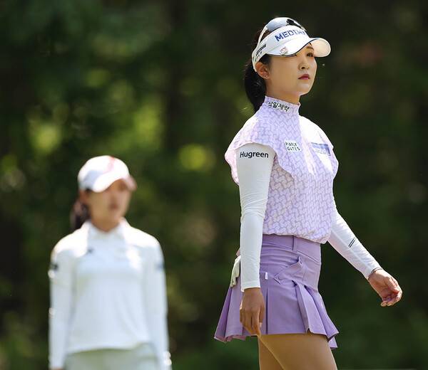 2025년 한국여자프로골프(KLPGA) 투어 제17회 두산 매치플레이 대회 우승을 차지한 이예원 프로. 사진은 결승전에서 이예원 프로와 황유민 프로가 경기하는 모습이다. 사진제공=KLPGA