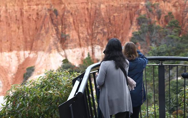 베오와국립공원에서 바다가 깎은 붉은 바위를 바라보는 여행객들. 박미향 기자