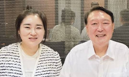 김계리 변호사가 4월19일 윤석열 전 대통령, 배의철 변호사와 함께한 사진을 올렸다. 김계리 변호사 페이스북 갈무리