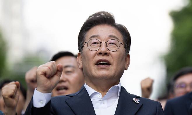 더불어민주당 이재명 대선후보가 17일 광주광역시 동구 금남로에서 열린 5·18 광주민주화운동 45주기 전야제에 참석해 임을 위한 행진곡을 제창하고 있다. 연합뉴스