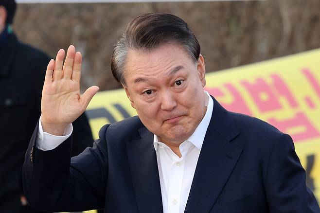윤석열 대통령이 3월8일 오후 경기 의왕시 서울구치소에서 석방돼 지지자들에게 인사하며 걸어가고 있다. 김영원 기자 forever@hani.co.kr