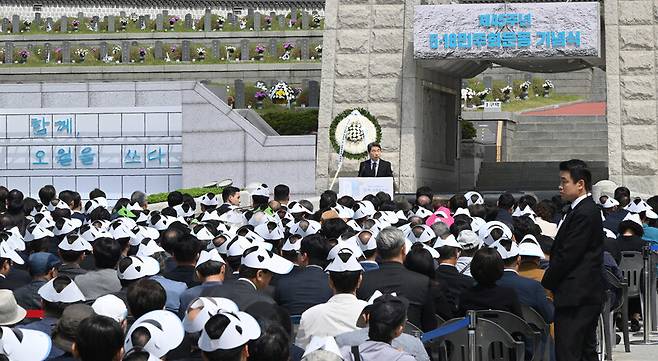 이주호 대통령 권한대행 부총리 겸 교육부 장관이 18일 광주광역시 북구 국립5·18민주묘지에서 열린 5·18민주화운동 45주년 정부기념식에 참석해 기념사를 하고 있다. 국회사진기자단