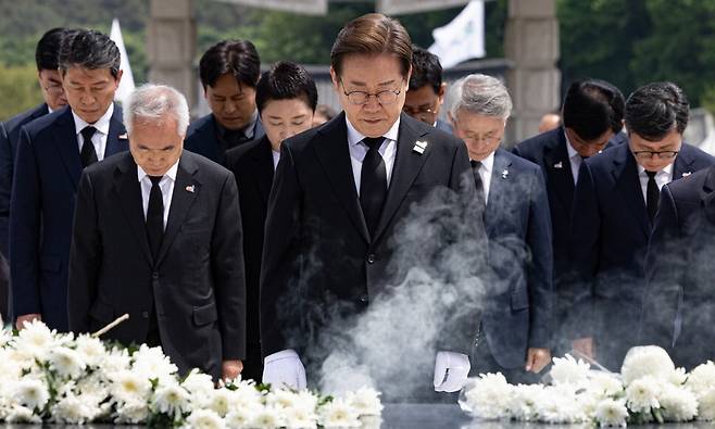 이재명 더불어민주당 대통령 후보가 17일 광주 북구 5·18 민주묘지를 참배하고 있다. 공동취재사진