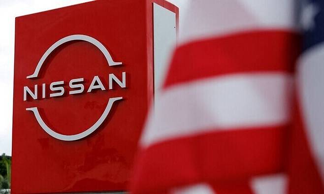 지난달 미국 캘리포니아에 있는 닛산자동차 대리점 인근에 성조기가 걸려 있다. 로이터 연합뉴스