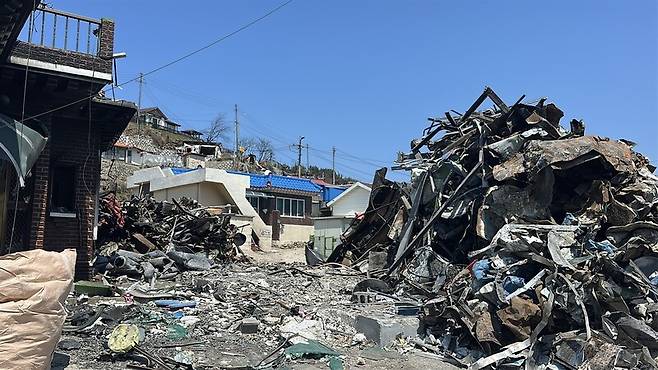 경북 영덕 노물리에 산불로 무너져내린 건물 잔해가 쌓여 있다. 손주영