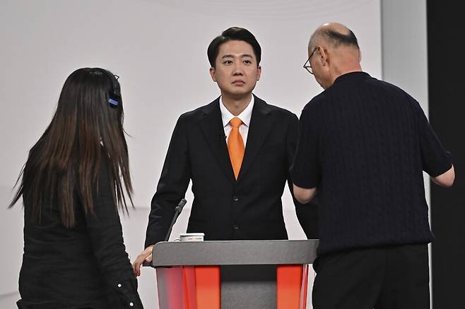 이준석 개혁신당 대통령 후보가 18일 서울 마포구 상암동 SBS(에스비에스) 프리즘센터 스튜디오에서 열린 제21대 대선 1차 후보자 토론회를 준비하고 있다. 국회사진기자단