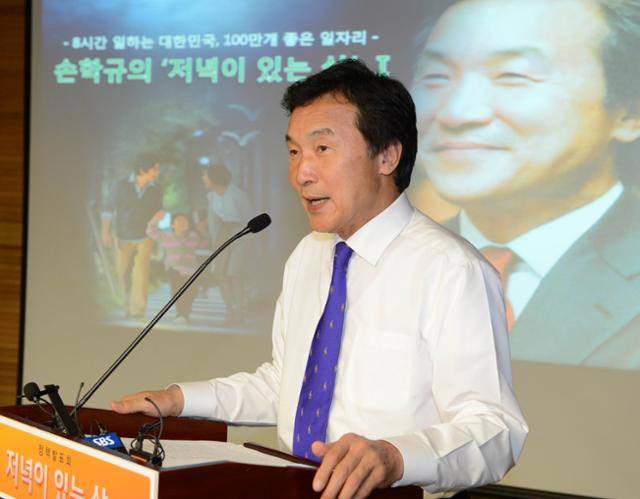 2012년 6월 손학규 당시 민주통합당 상임고문이 '저녁이 있는 삶'을 주제로 정책 발표회를 열고 있다. 한국일보 자료사진