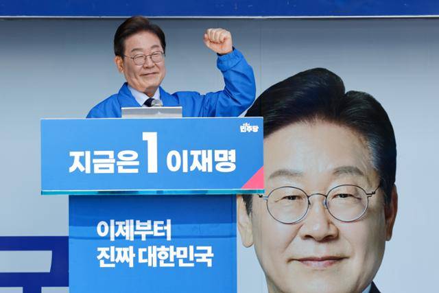 이재명 더불어민주당 대선 후보가 13일 경북 구미시 구미역 광장에서 유세를 하며 지지를 호소하고 있다. 구미=뉴시스