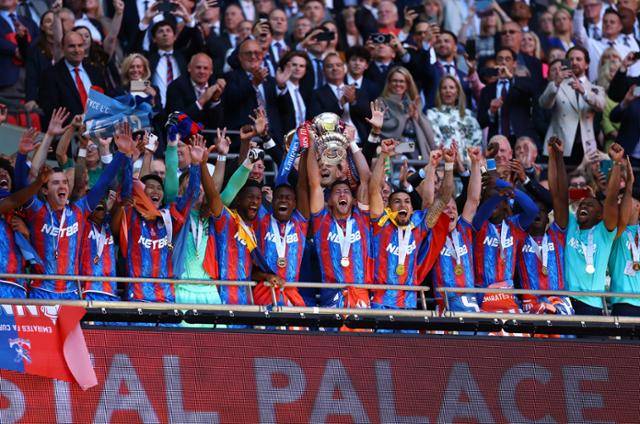 잉글랜드 프리미어리그(EPL) 크리스털 팰리스 선수들이 18일 영국 런던의 웸블리 스타디움에서 열린 맨체스터 시티와 2024~25시즌 FA컵 결승에서 1-0 승리한 뒤 우승 트로피를 들어 올리며 환호하고 있다. 런던=로이터 연합뉴스