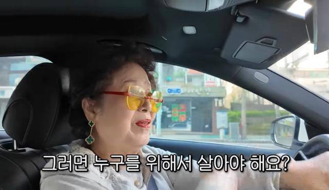 팔순 나이에 유튜브를 개설해 화제가 된 배우 선우용여가 영상 속에서 직접 차를 운전하며 인터뷰를 하고 있다. '순풍 선우용여' 유튜브 캡처