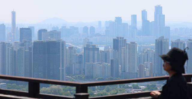 18일 서울 남산에서 바라본 용산 일대 아파트 단지. 연합뉴스