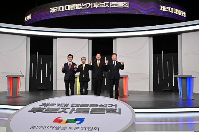 18일 서울 마포구 SBS프리즘타워에서 열린 중앙선거방송토론위원회 주관 제21대 대통령선거 후보자 토론회에서 각 정당 대선 후보들이 선전을 다짐하고 있다. 왼쪽부터 국민의힘 김문수, 민주노동당 권영국, 개혁신당 이준석, 더불어민주당 이재명 대선 후보. 뉴시스