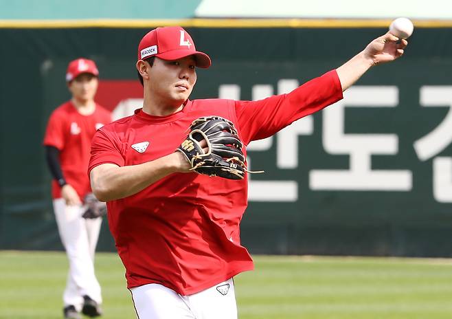 경기에 앞서 캐치볼로 몸을 푸는 박시후의 모습. SSG 제공