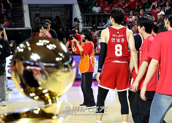 17일 오후 서울 잠실학생체육관에서 열린 2024-2025 KCC 프로농구 서울SK와 창원LG의 챔피언결정전 7차전에서 창원LG가 승리, 시리즈 전적 4승 3패로 창단 28년만에 첫 우승을 자치했다. 결국 리버스스윕에 실패하며 통합우승을 놓친 서울SK 안영준이 경기 후 동료들과 코트를 떠나고 있다. 잠실=김민규 기자 mgkim1@edaily.co.kr /2025.05.17/
