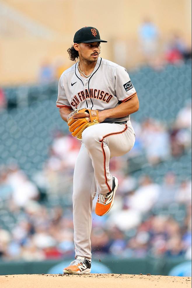 <yonhap photo-2458=""> MINNEAPOLIS, MINNESOTA - MAY 09: Jordan Hicks #12 of the San Francisco Giants delivers a pitch against the Minnesota Twins in the first inning at Target Field on May 09, 2025 in Minneapolis, Minnesota. David Berding/Getty Images/AFP (Photo by David Berding / GETTY IMAGES NORTH AMERICA / Getty Images via AFP)/2025-05-10 10:18:14/ <저작권자 ⓒ 1980-2025 ㈜연합뉴스. 무단 전재 재배포 금지, AI 학습 및 활용 금지></yonhap>