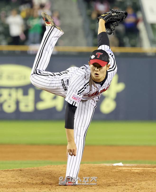 14일 오후 잠실야구장에서 열린 2025 프로야구 키움과 LG 경기. LG 투수 김영우가 8회 등판 역투하고있다. 잠실=정시종 기자 capa@edaily.co.kr /2025.05.14.