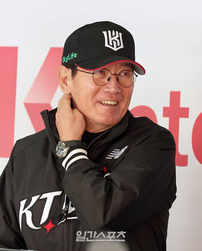 KT 이강철 감독이 13일 오후 수원 KT위즈파크에서 열리는 삼성과의 경기를 앞두고 경기전 인터뷰를 하고있다. 수원=정시종 기자 capa@edaily.co.kr /2025.04.13.