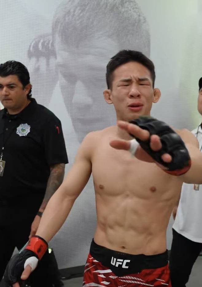 백스테이지에서 눈물을 훔친 박현성. 사진=UFC 코리아 SNS