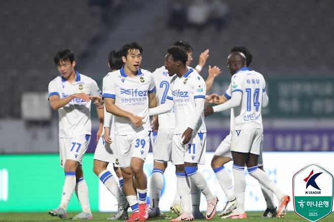 충남아산전 제르소의 득점 후 인천 선수들이 기뻐하는 모습. 사진=프로축구연맹
