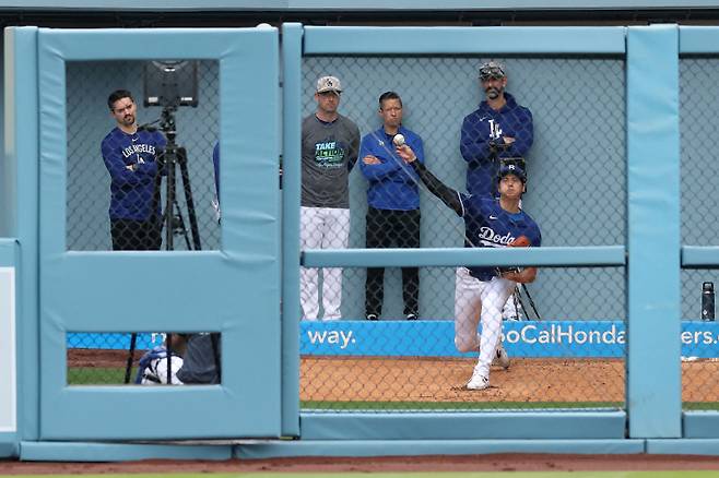 <yonhap photo-2720="">18일(한국시간) LA 에인절스전에 앞서 불펜 세션을 소화하는 오타니 쇼헤이. [AFP=연합뉴스]</yonhap>