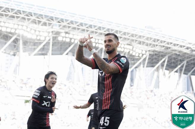 18일 대구iM뱅크PARK에서 열린 대구와 서울의 하나은행 K리그1 2025 14라운드. 서울 둑스(오른쪽)가 선제골을 넣고 동료들과 환호하고 있다. 사진=프로축구연맹