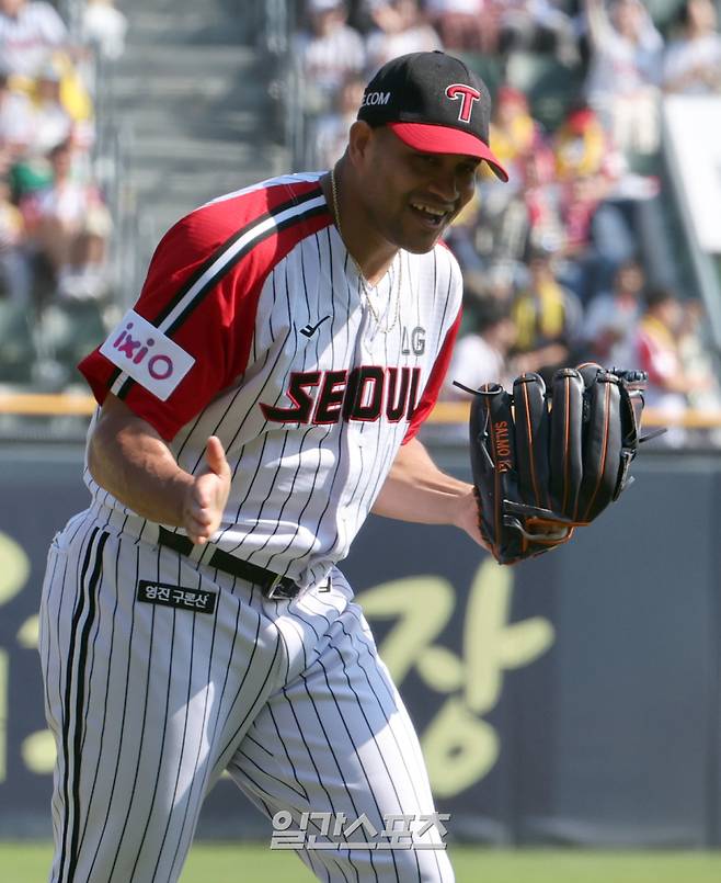 18일 오후 잠실야구장에서 열린 2025 프로야구 KT와 LG 경기. LG 선발 치리노스가 6회 KT 장성우를 병살아웃시키고 기뻐하고있다. 잠실=정시종 기자 capa@edaily.co.kr /2025.05.18.