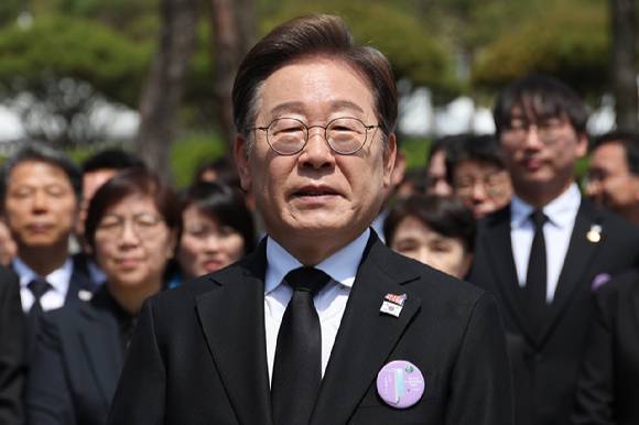 더불어민주당 이재명 대선후보가 18일 광주광역시 북구 국립 5·18민주묘지에서 열린 5·18민주화운동 45주년 기념식에 참석한 뒤 취재진과 만나 이날 발표한 개헌 관련 입장에 대한 질문에 답하고 있다. 2025.5.18 [공동 취재] [사진=연합뉴스]